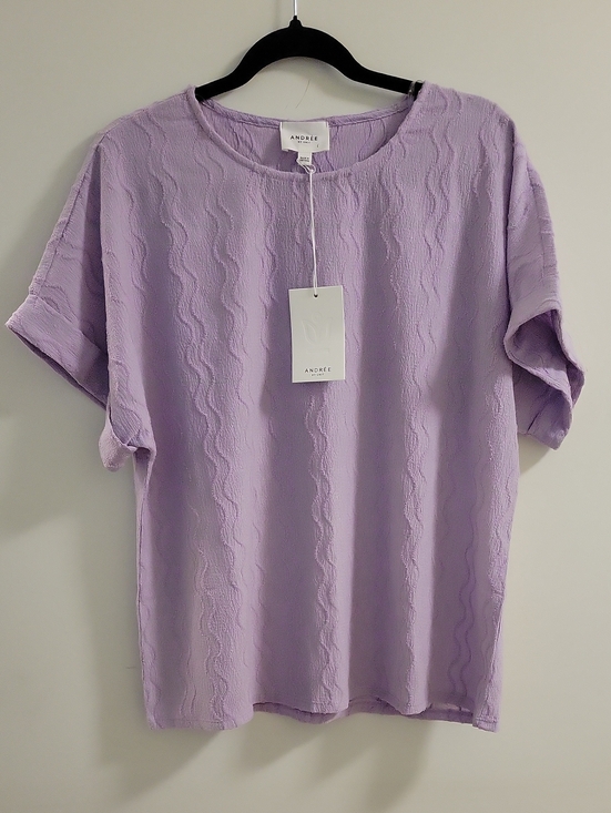ANDREE BY UNIT Tops - ANDREE BY UNIT Lilac Wave-Texture Short Sleeve Top Size Small